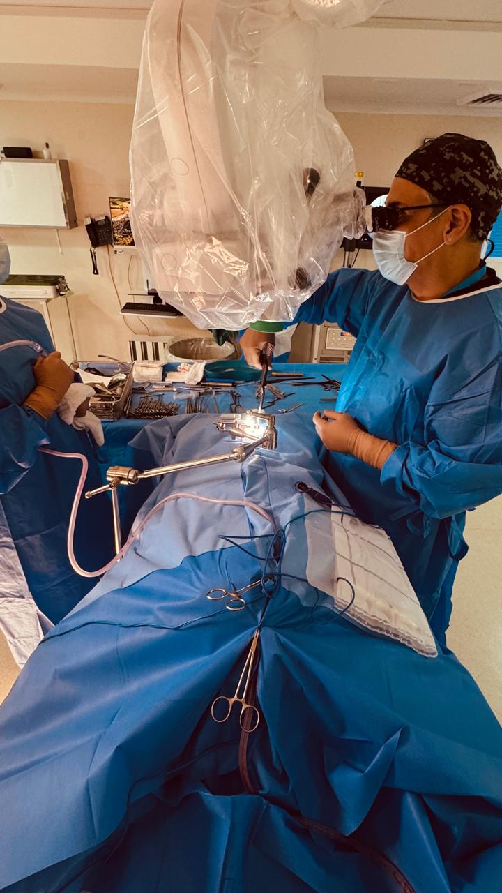 Dr. Miguel Ángel Segovia Valle en pabellón neuroquirúrgico